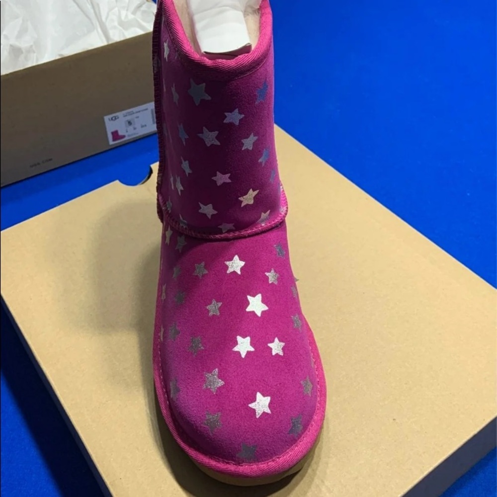 UGG Classic Short II Water Resistant Stars Boot - Picture 4 of 12